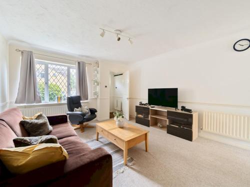 Walton-on-Thames House | Experience Surrey 2Bed Home in Walton with Parking - Pass the Keys