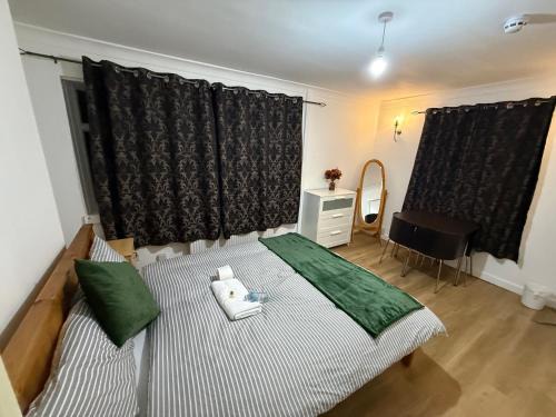 Dartford House | Exquisite King-sized Bedroom - Free Parking