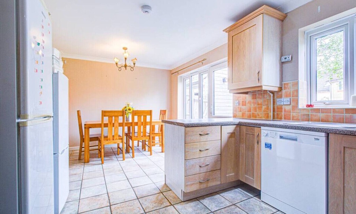 Ipswich House | Extra Large Unit With Own Bathroom + Parking