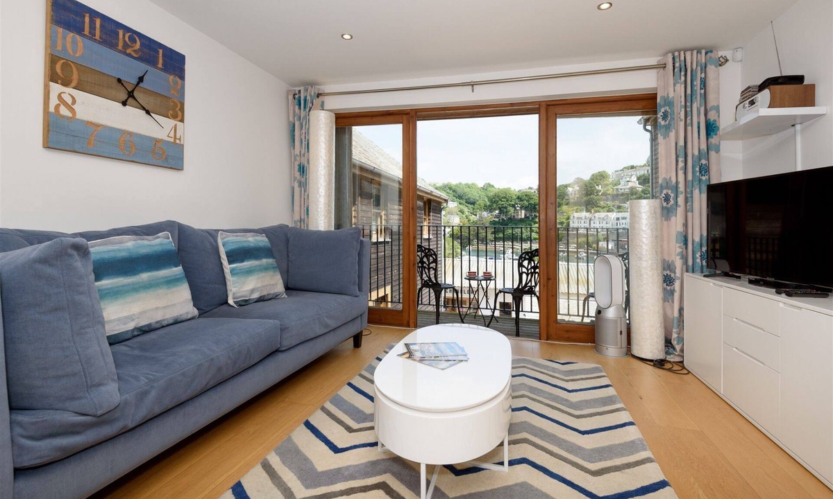 West Looe House | Fabulous modern apartment for 4 with parking, close to the town centre.