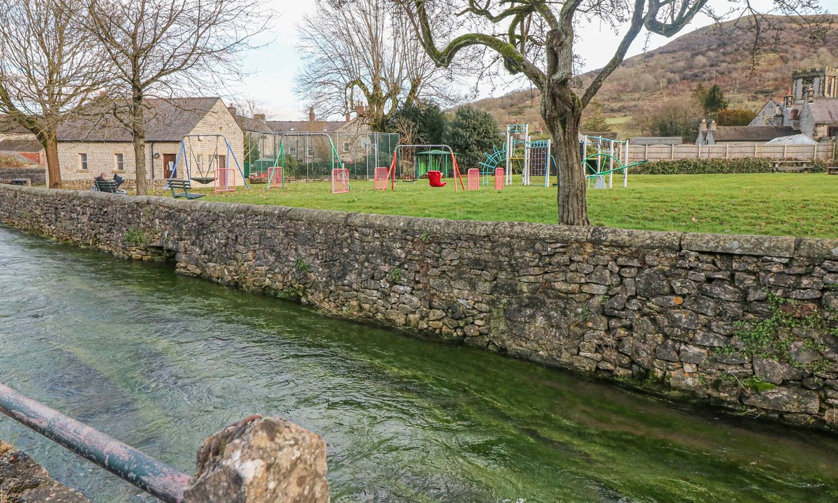 Peak District Cottage | Field View