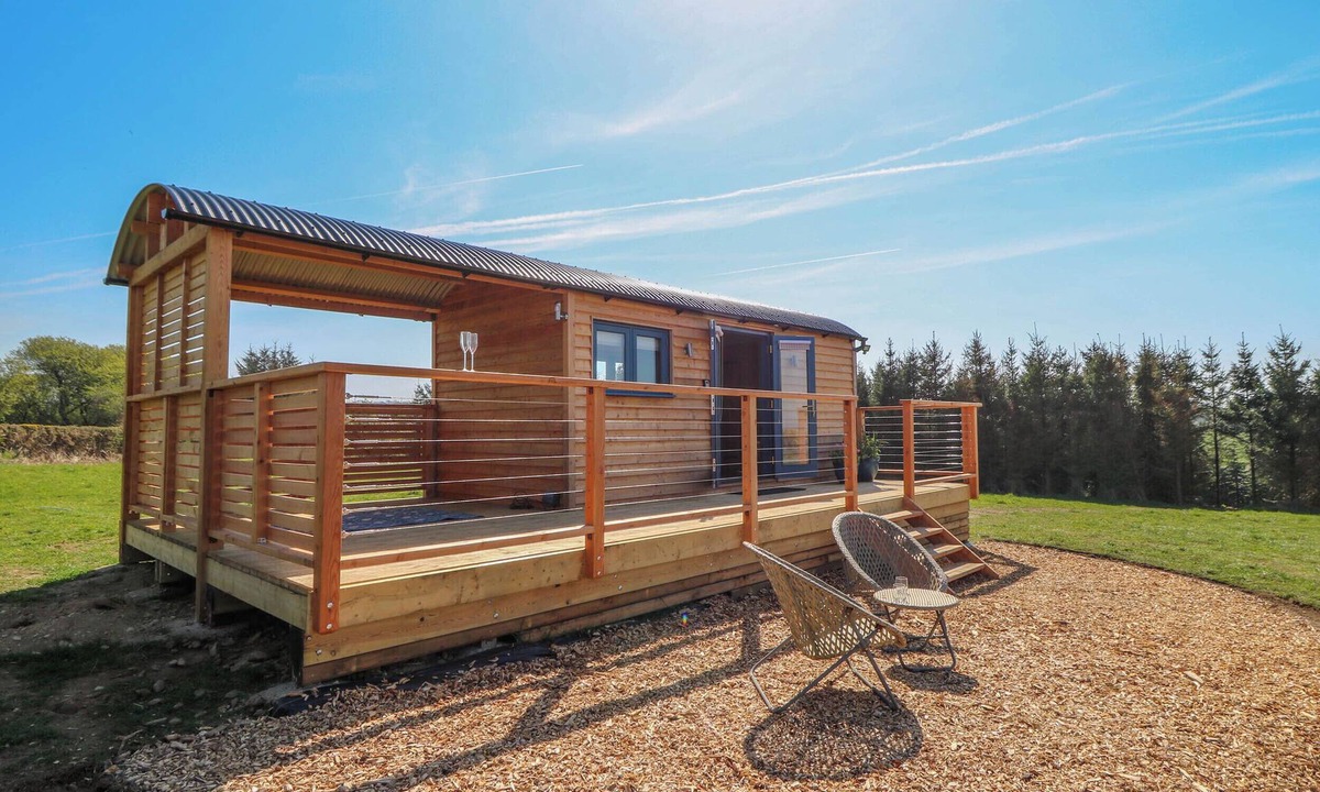 Llanon Cottage | FIR TREE SHEPHERD'S HUT, romantic, with hot tub in Llanon