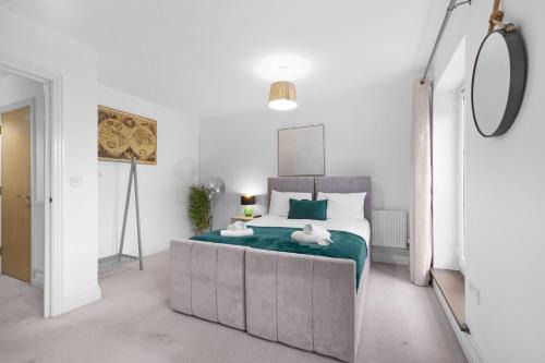 Langley Marish House | Foxherne 6BDR 3BA Serviced House with Parking - Slough By 360Stays
