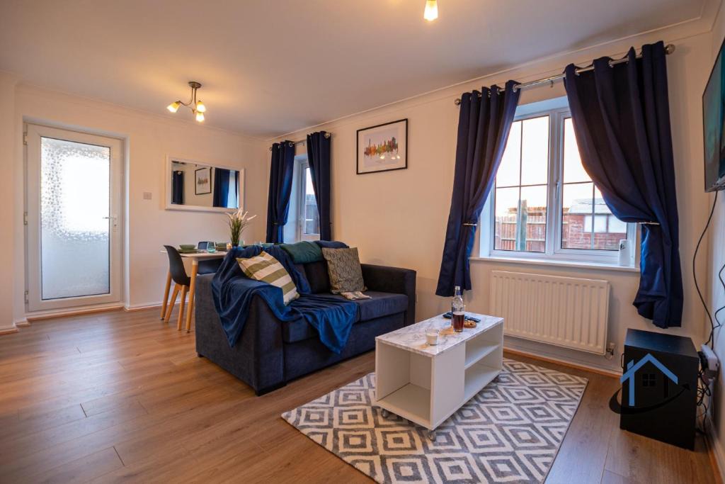 Wootton House | Franklin House 2 bed, king bed, parkingx2, workspace, wi-fi, corporates