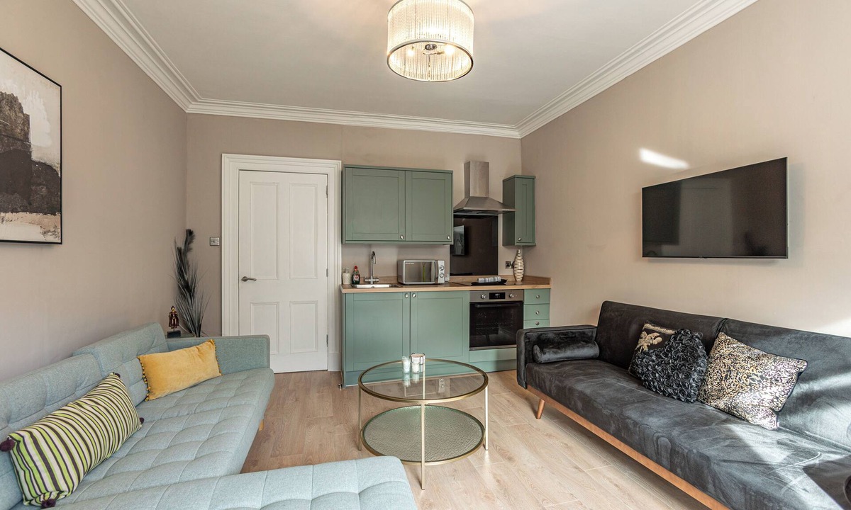 Hawick Apartment | Free Private parking | central location | park walking distance