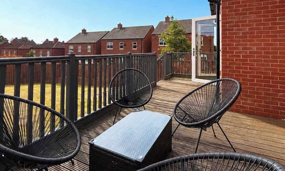 Woodthorpe House | Garden Relaxation, Easy City Centre Access, Secure Parking, Groups & Families