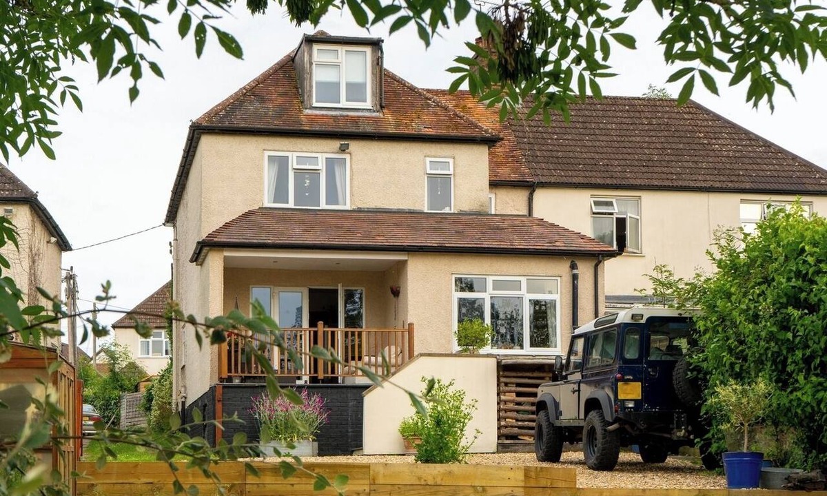 Chiddingfold House | Garden Retreat with Views and Parking