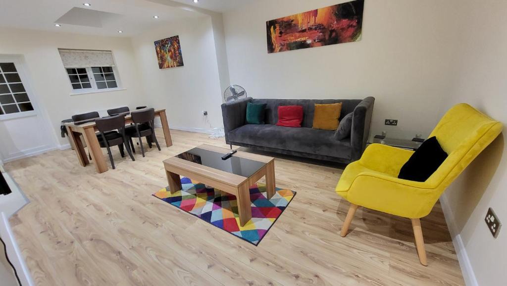 Edgware Apartment | Garland Modern Spacious Apartment With Garden