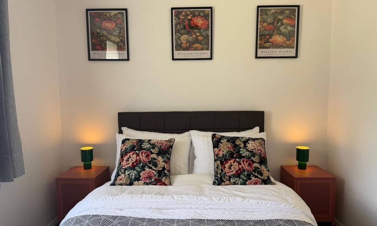 Horley Apartment | Gatwick 2 Bed Flat Private Parking