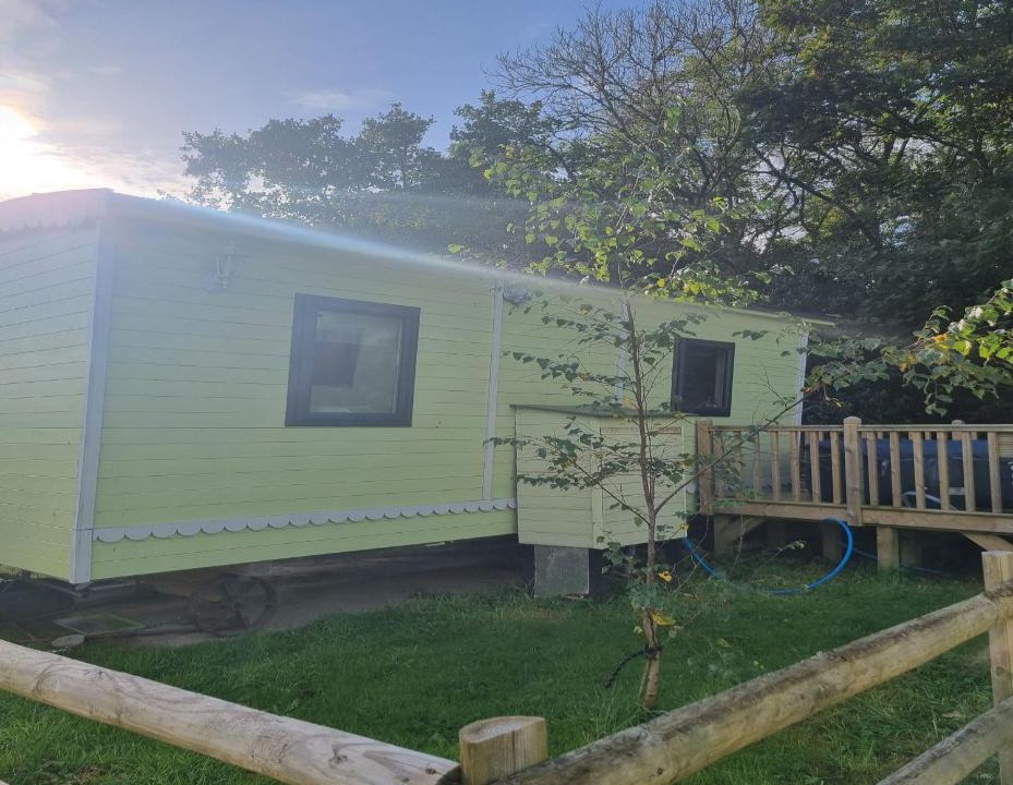 Llanfair Caereinion House | Glamping Hut - Riverview 5