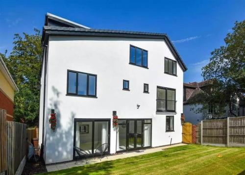 Wolverhampton House | Glams beautiful luxury home