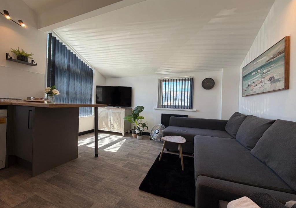 Lampeter Apartment | Glowstay 2