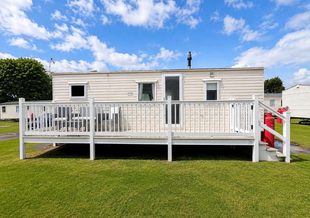 Hopton House | Gorgeous Caravan With Decking In Breydon Water Holiday Park, Ref 10081B