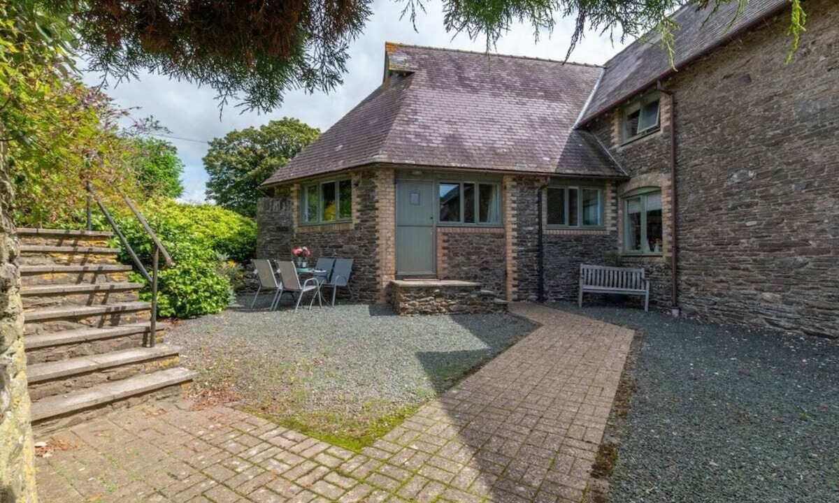 Noss Mayo House | Grade II Old Engine House, on the SW Coast Path