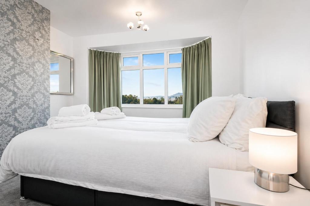 Grantham House | Grantham Stays - 3BR Home in Grantham, Sleeps 5, WIFI, Parking