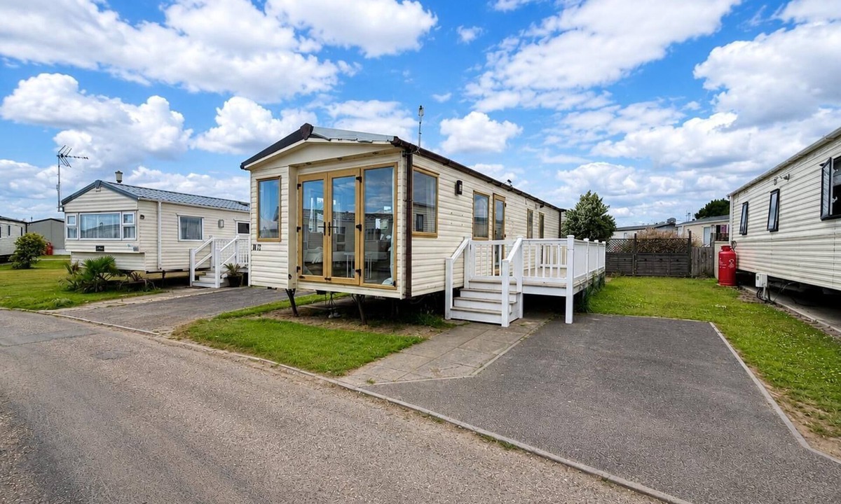 Harwich House | Great caravan with decking at Dovercourt Holiday Park ref 44002F