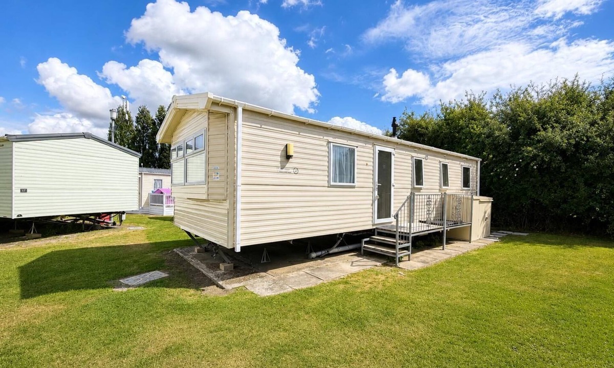 Harwich House | Great caravan with decking at Dovercourt Holiday Park ref 44506F