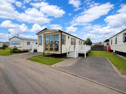 Harwich House | Great Caravan With Decking At Dovercourt Holiday Park Ref 44002F