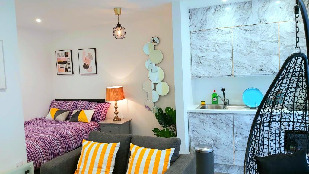 Sheffield Apartment | Great Studio Apartments - Netflix, Wifi, Digital TV