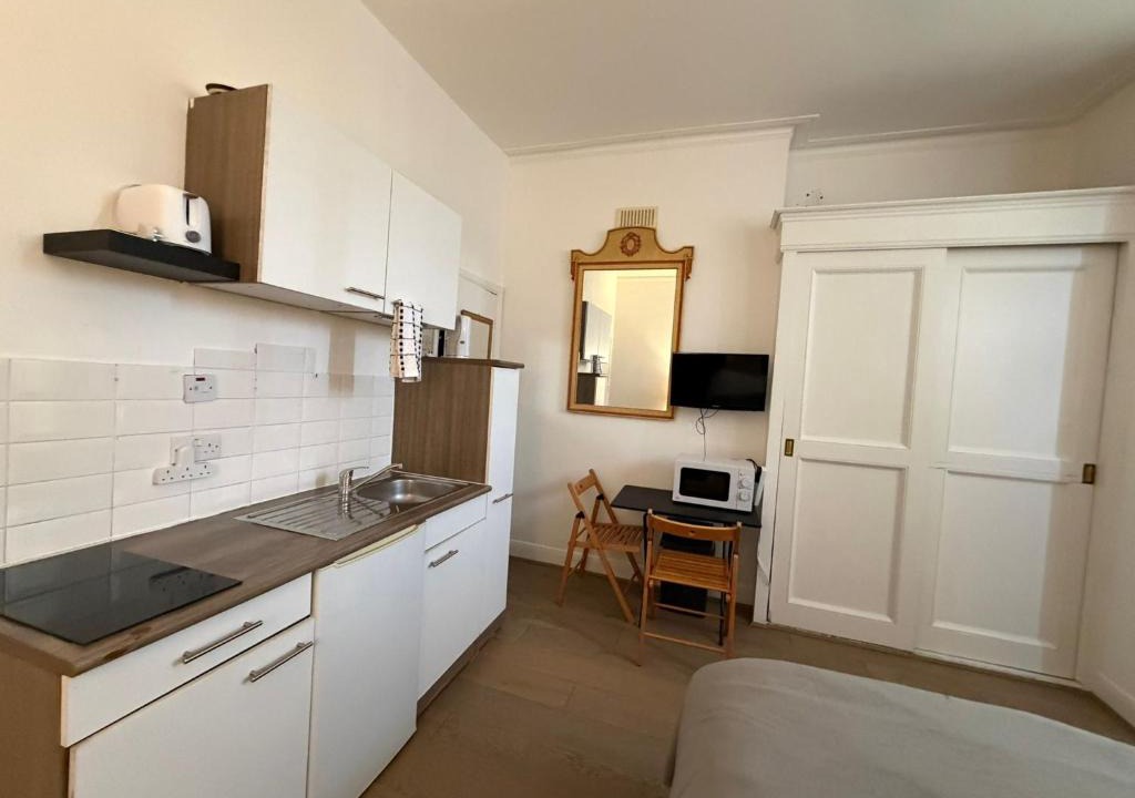 Wing Apartment | Great Studio Sheperds Bush London