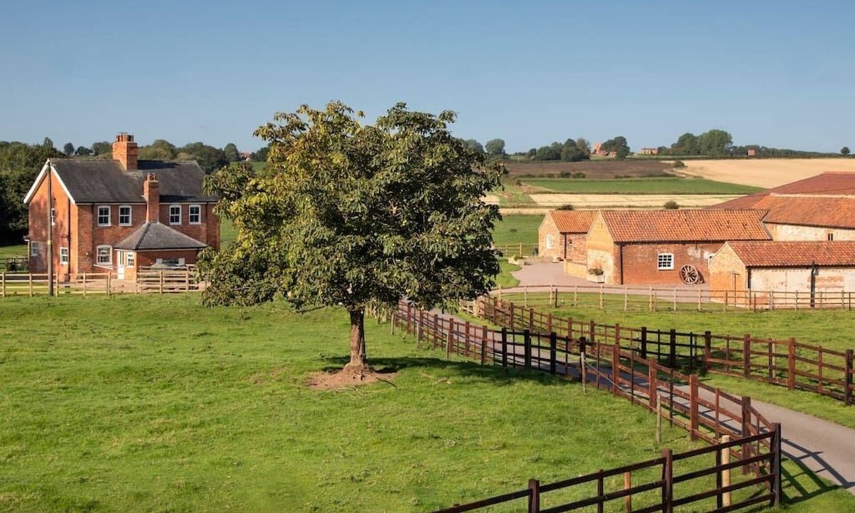 Horncastle House | Group Accommodation for 18, Bainvalley Cottages