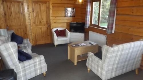 Offenham House | Hand built log cabin at Avonvale Holiday Lodges