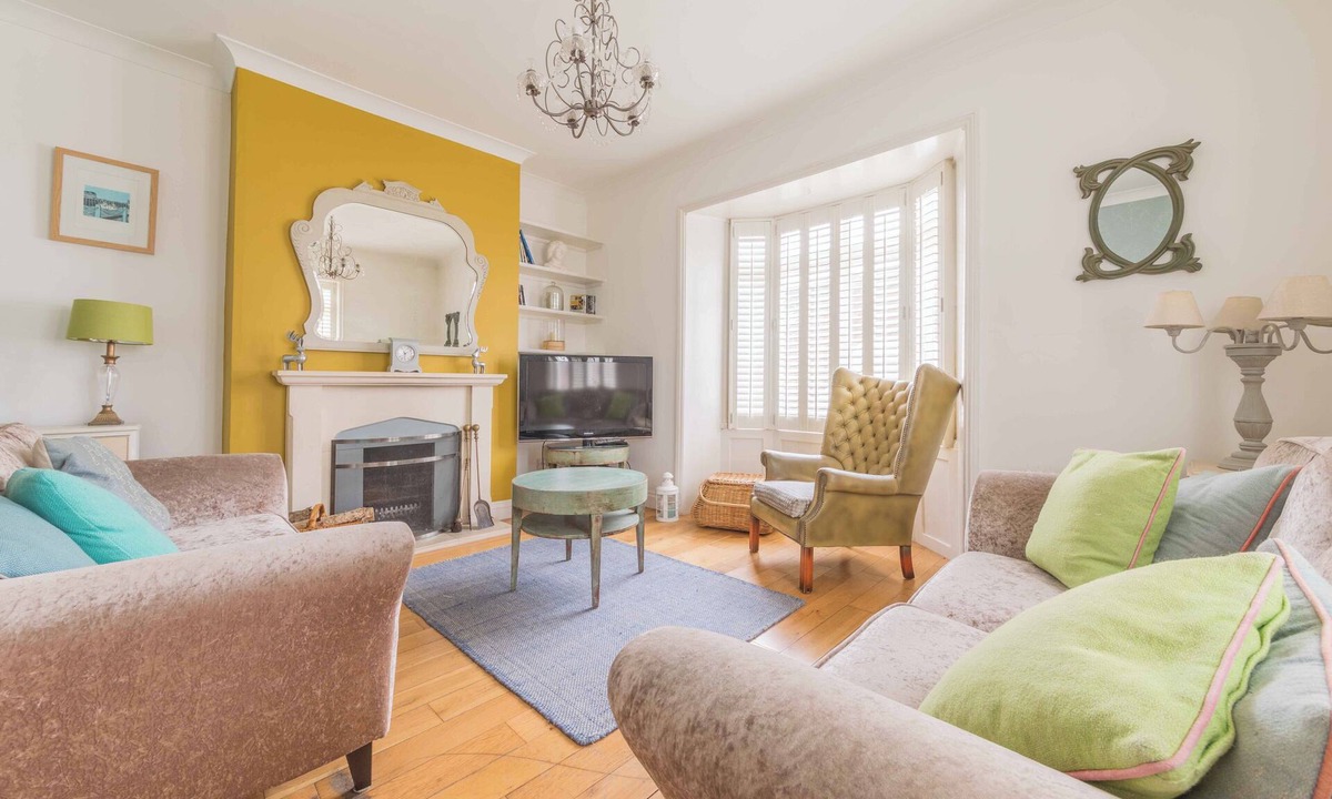Whitstable House | Harbour House is a lovingly refurbished and centrally located beautiful three storey house, sleeping 9 guests, with private parking.
