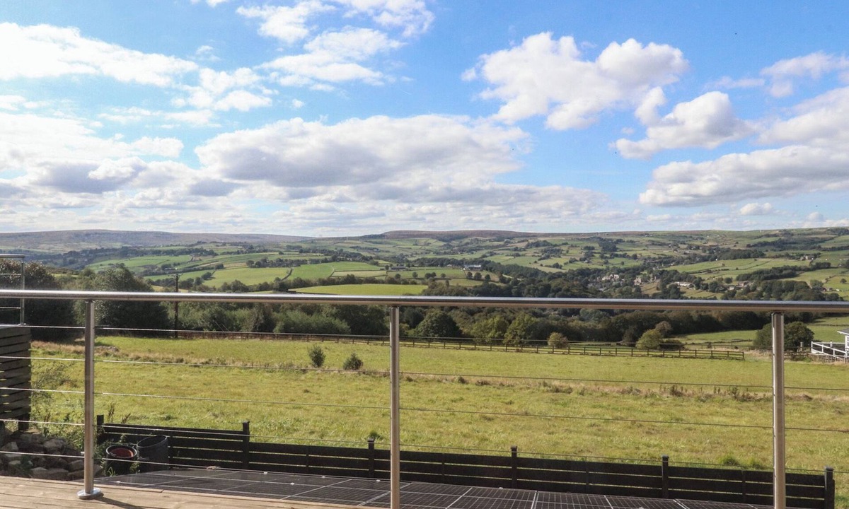 Sowerby Bridge Cottage | HEATH HIDEAWAY, pet friendly, with a garden in Ripponden