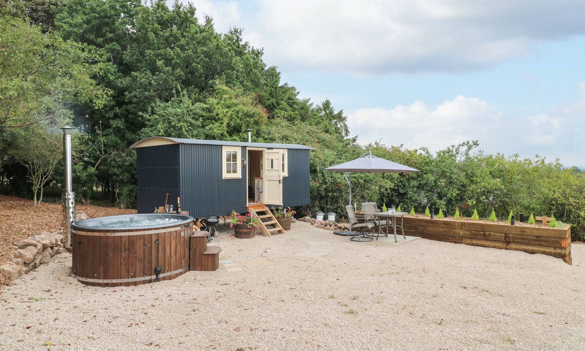 Ashbourne Cottage | HIGH GROUNDS SHEPHERD'S HUT, romantic, with hot tub in Ashbourne