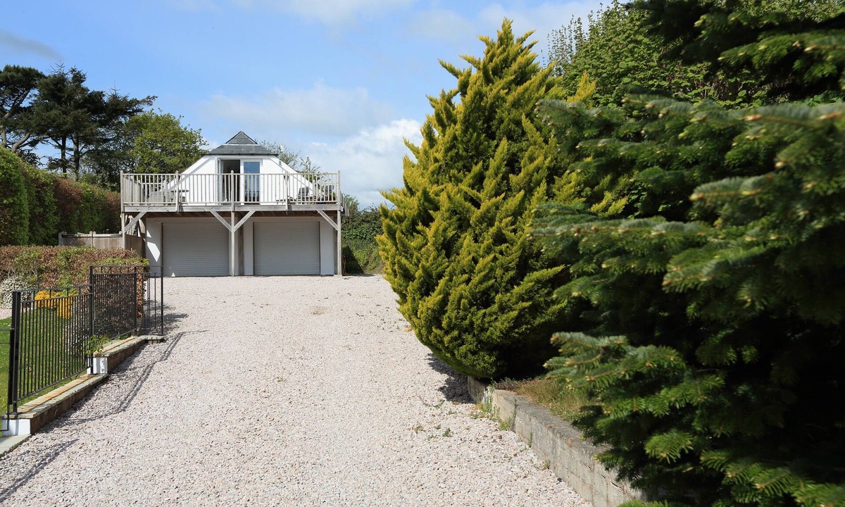 Totnes Cottage | HIGHER GITCOMBE LODGE, pet friendly, with hot tub in Dartmouth
