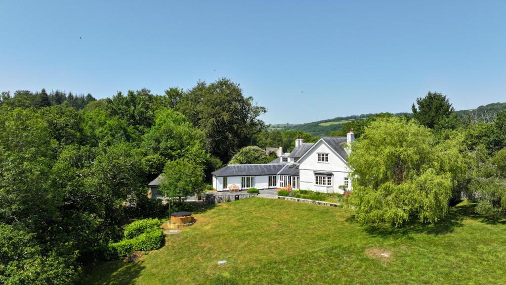 Lustleigh House | Higher Mapstone Luxury Dartmoor Retreat with Hot Tub, Views and Games Barn