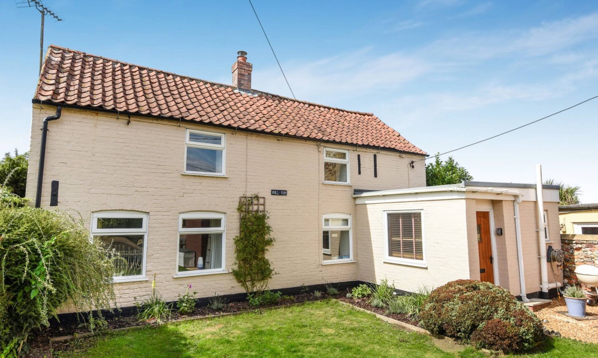 Docking Cottage | Hill Top Docking - sleeps 4 guests in 2 bedrooms