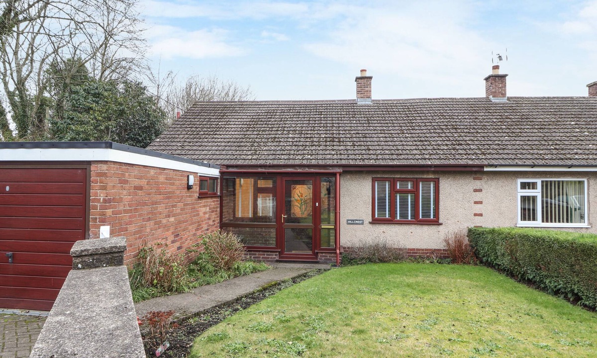 Cefn-mawr Cottage | HILLCREST, pet friendly, with a garden in Chirk