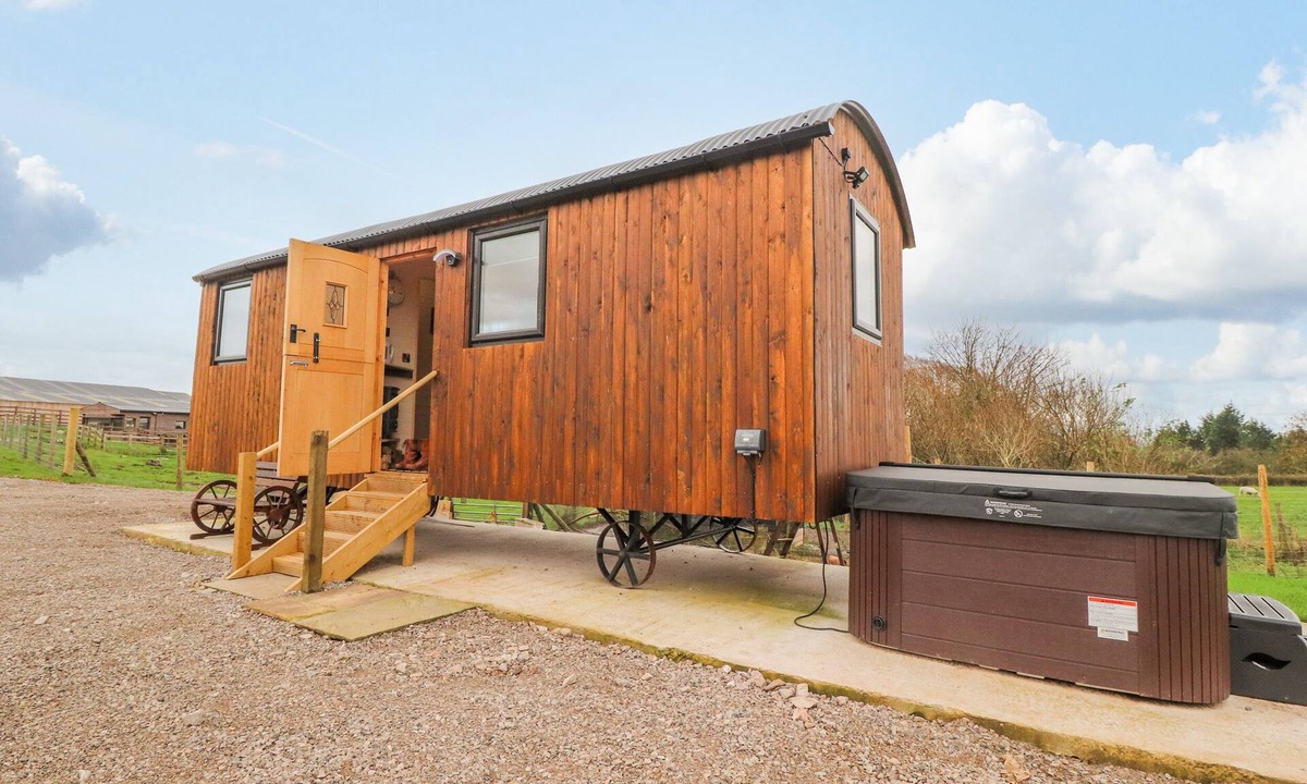 Preston Cottage | HILLCREST SHEPHERDS HUT, romantic, with hot tub in Chipping