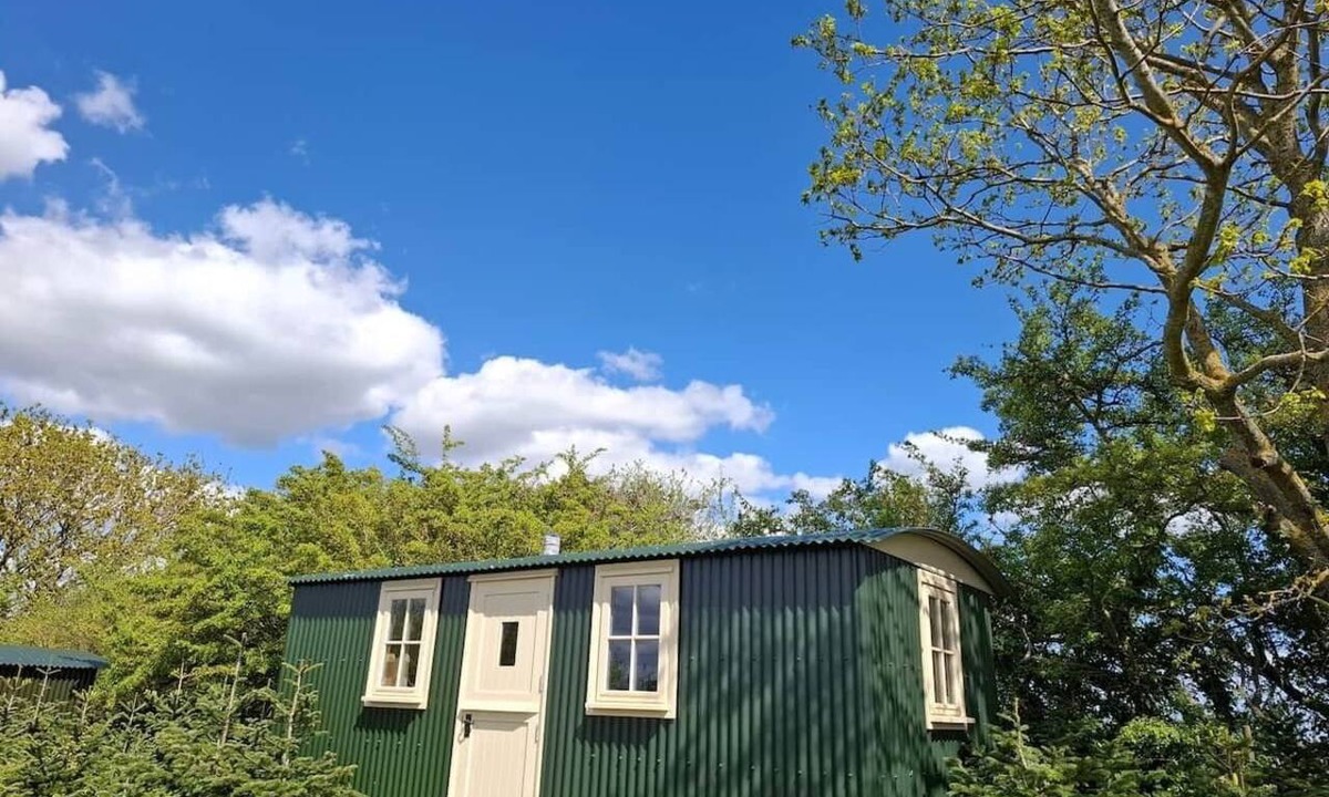 Purleigh House | Hilltop Shepherds hut, hot tub & views of vineyard