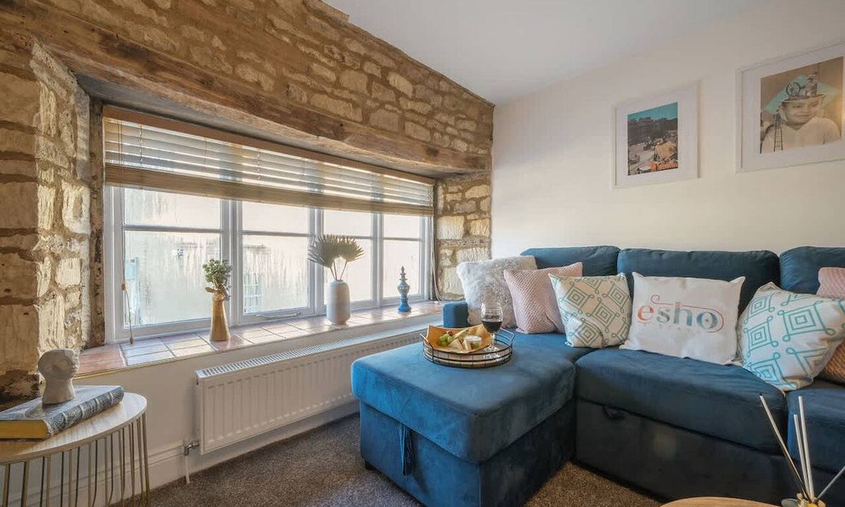 Cirencester Apartment | Historic flat Cotswolds 2BD Walk in Shower Central
