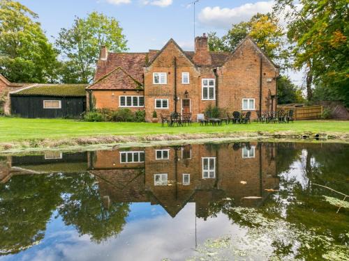 Burnham House | Historically Charming Home with Large Garden- Pass the Keys