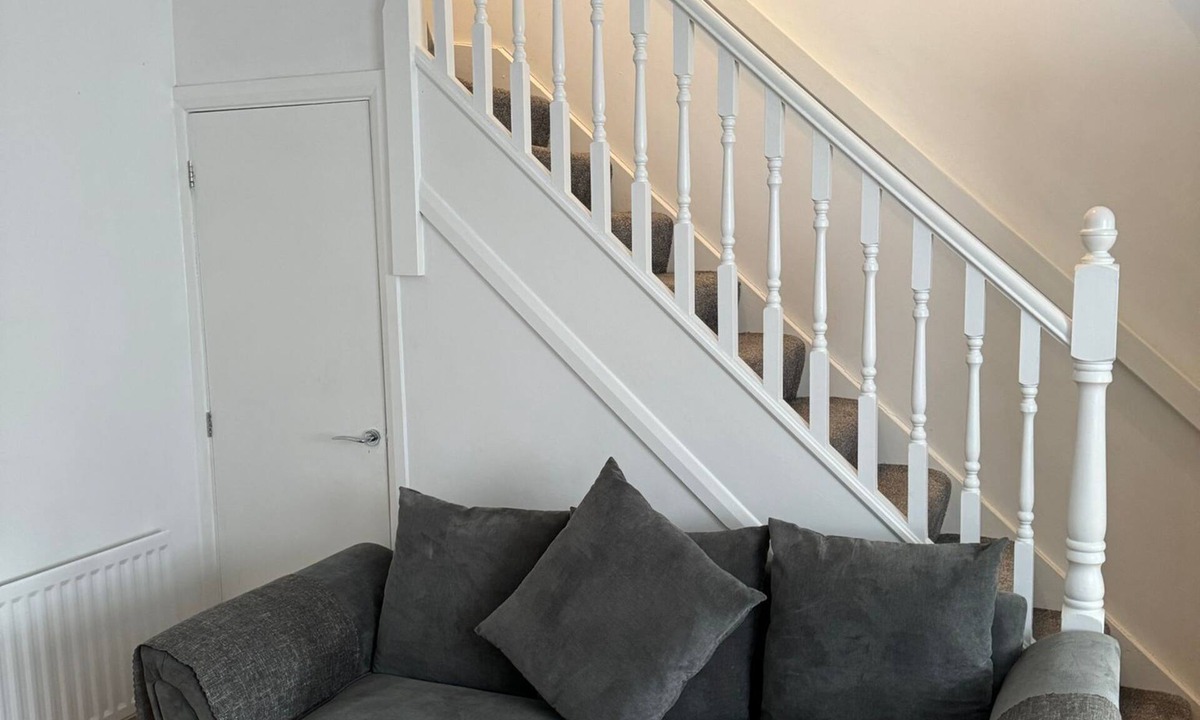 Manchester House | Home Sleeps5-netflix-parkg-near City Center/etihad