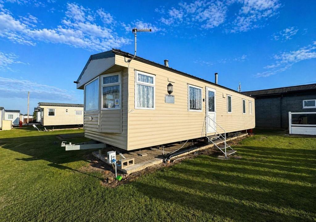 Leysdown-on-Sea House | Homely 8 Berth Caravan At Harts Holiday Park In Kent Ref 74018B