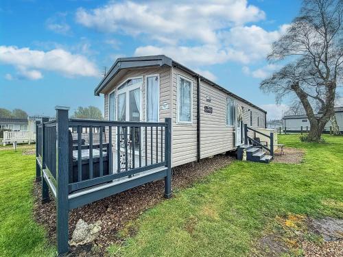 Oulton Broad House | Homely Caravan With Decking And Wifi In Lowestoft Ref 12097B