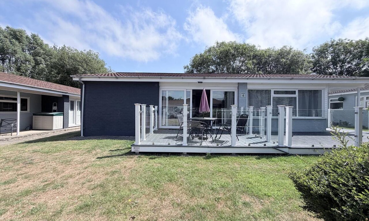 Oulton Broad Ski Chalet | Homely chalet on a Brilliant holiday park in Lowestoft ref 12004B