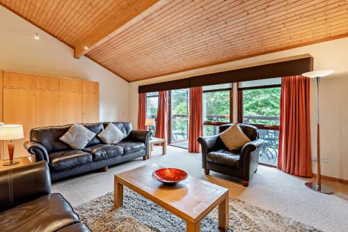 Grantham Ski Chalet | Host & Stay - Blackthorne Lodge