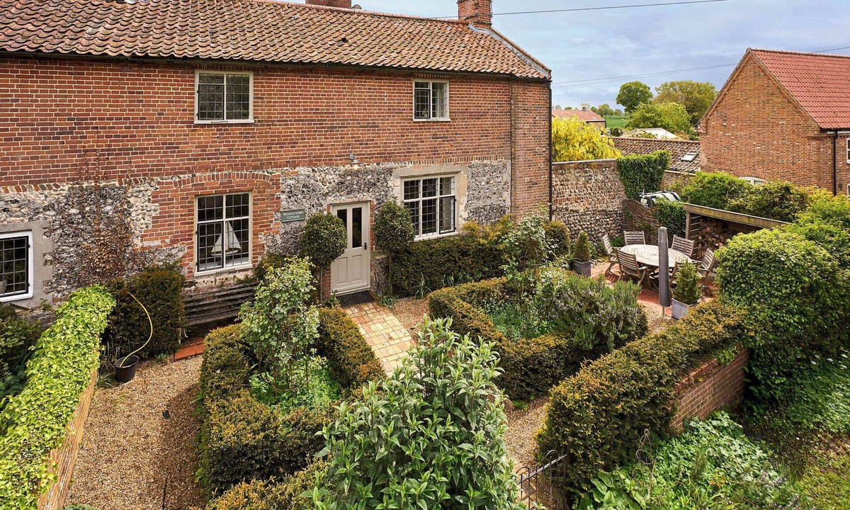 Aldborough House | Host & Stay | Woodcutters Cottage