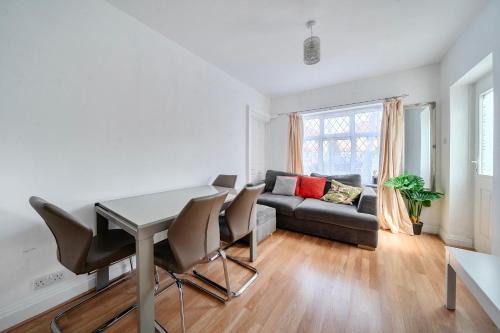 Hounslow Central House | Hounslow Hideaway Cottage