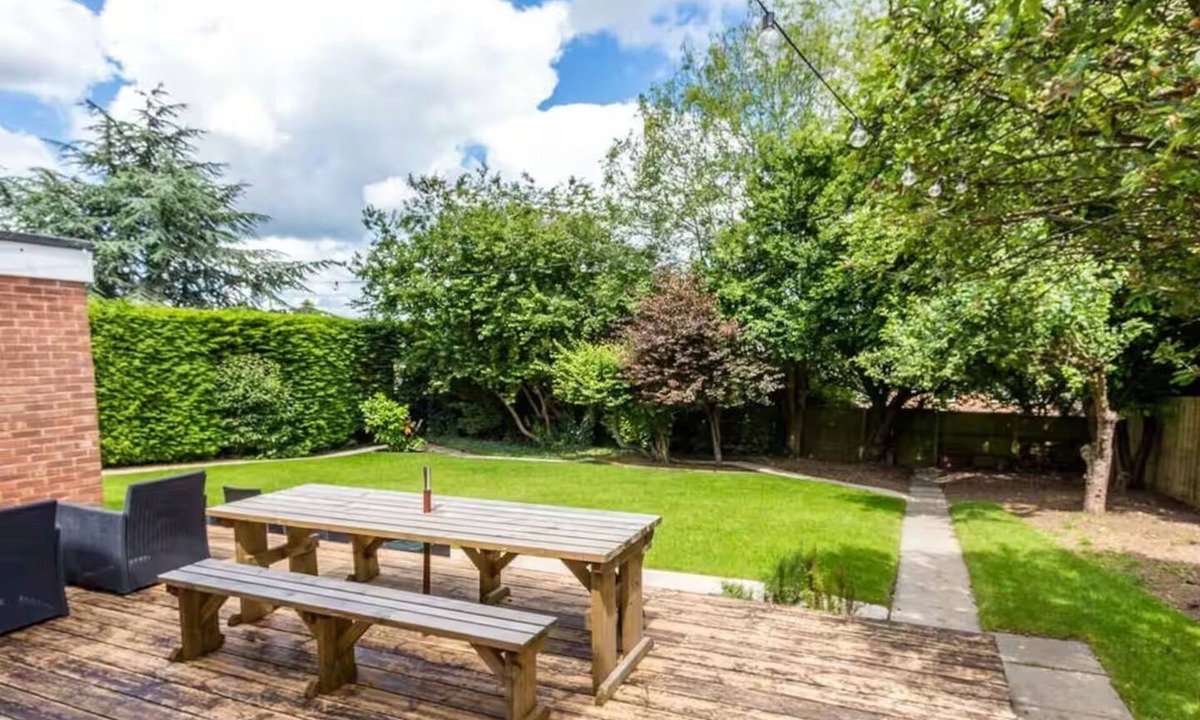 Higham Ferrers House | House Sleeps 11 with Enclosed Garden