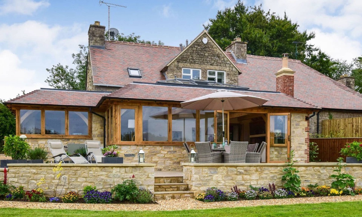 Minchinhampton House | Hyde Tyning Cottage - sleeps 6 guests in 3 bedrooms