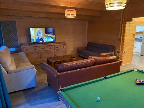 Ashton Under Hill House | Inviting 2-Bedroom Cabin in Ashton Under Hill