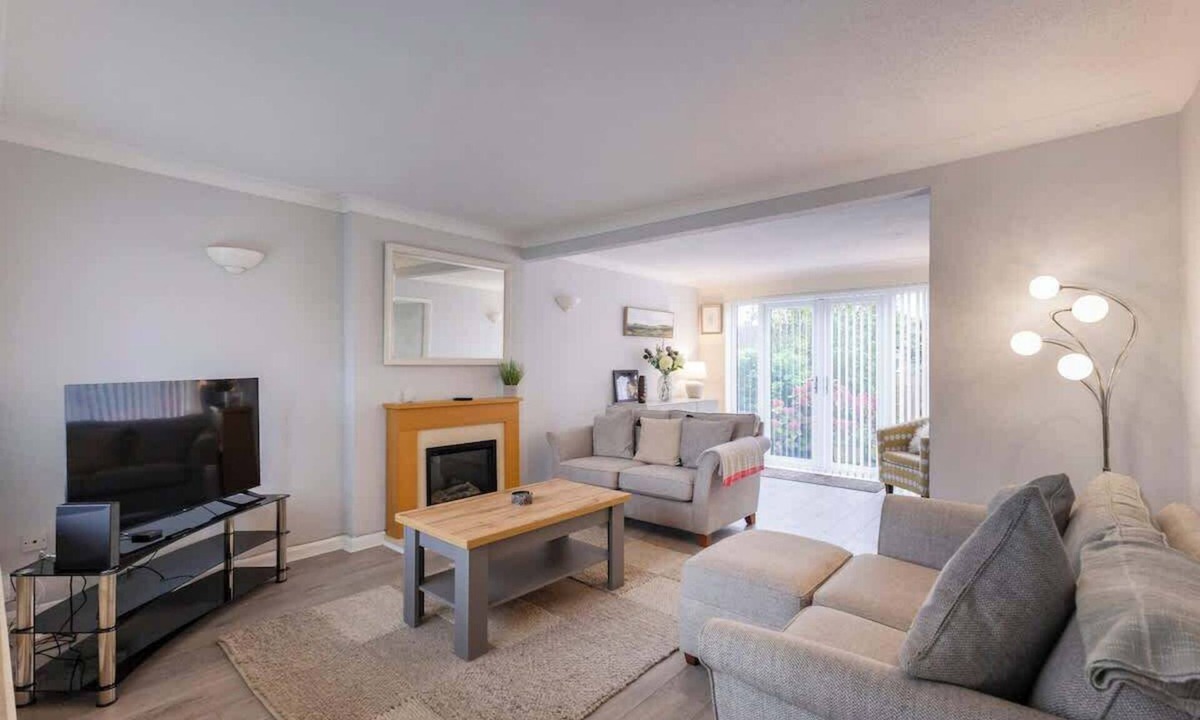 Castle Donington House | Inviting & Spacious Home | Driveway | Close to EMA