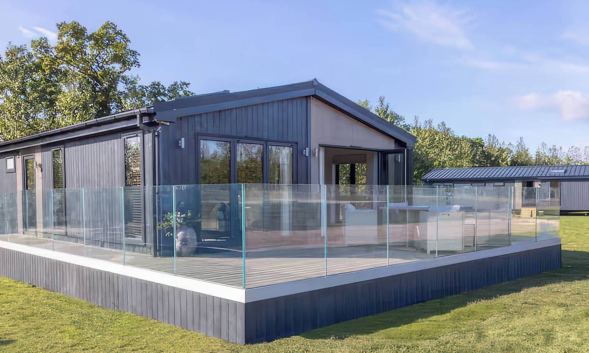 Wombleton Cottage | ISCA LODGE - WITH DECKING, pet friendly, with a garden in Wombleton