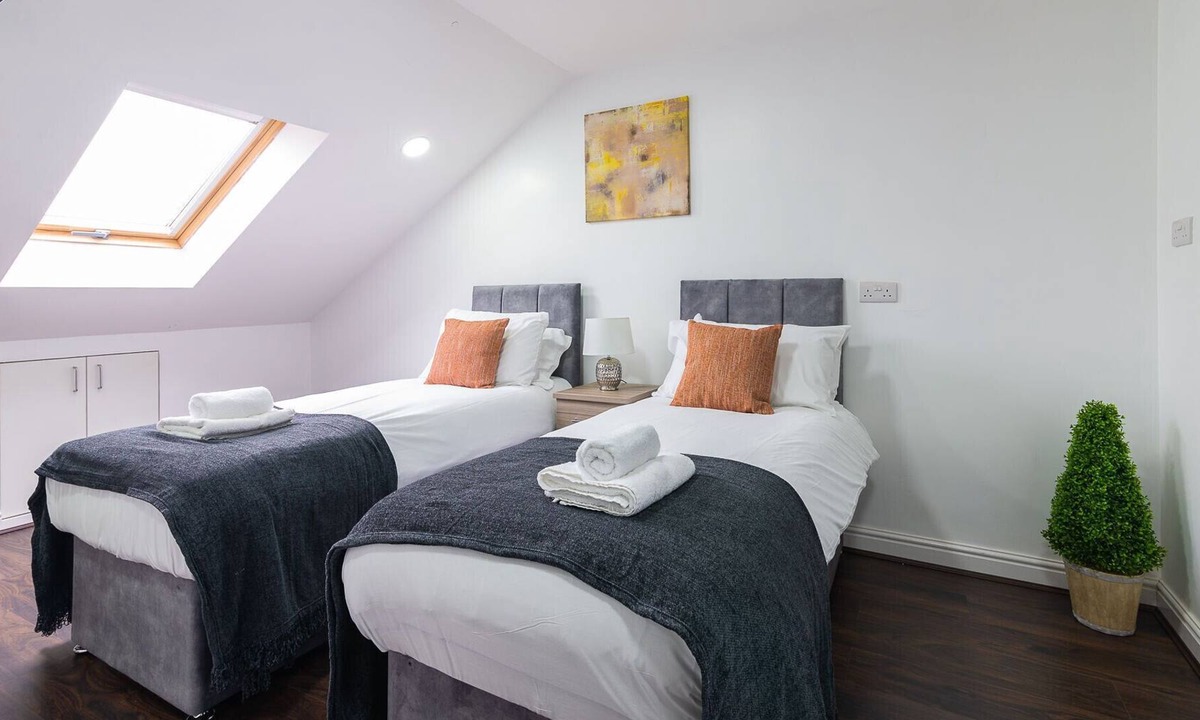 Stirchley Apartment | K Suites - Modern Central 2 bed Flat w/Free WIFI